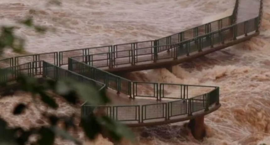 Cataratas del Iguaz&uacute;: la creciente arrastr&oacute; la pasarela de la Garganta del Diablo