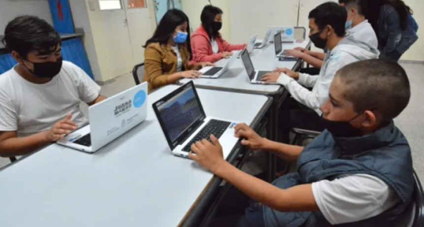 El Gobierno anunci&oacute; que entregar&aacute; notebooks a todos los estudiantes chaque&ntilde;os: "Un ni&ntilde;o, una computadora"