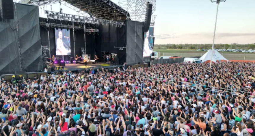 El Municipio present&oacute; a Abel Pintos en un show gratuito que hizo vibrar a miles de personas