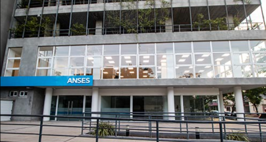 Largas filas para inscribirse al bono de $ 45.000 de Anses: m&aacute;s de tres cuadras en Resistencia