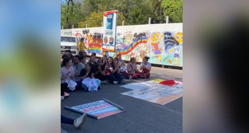 M&eacute;dicos residentes encabezaron una protesta por mejoras salariales frente a Casa de Gobierno y fueron desalojados de la calle