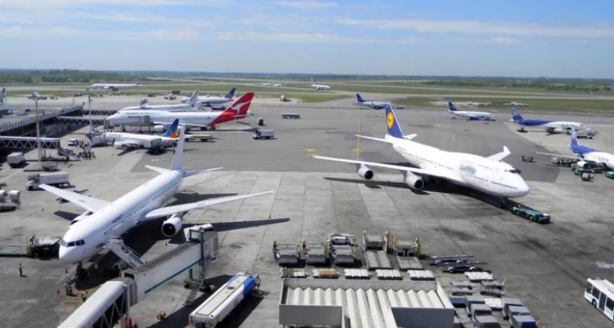 Cambios en el Presupuesto 2023: cobrar&aacute;n otro impuesto a quienes viajen en avi&oacute;n