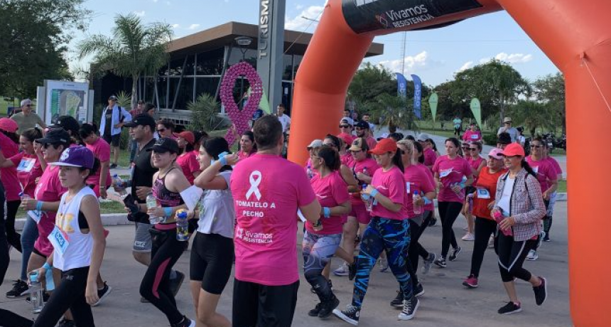 M&aacute;s de 300 personas dieron color a la marat&oacute;n rosa, organizada por Resistencia para concientizar sobre el c&aacute;ncer de mama