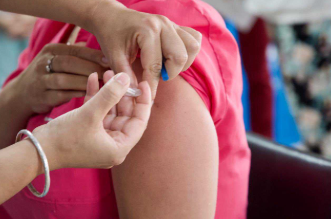 La vacunaci&oacute;n contra el coronavirus contin&uacute;a este jueves en el Gran Resistencia