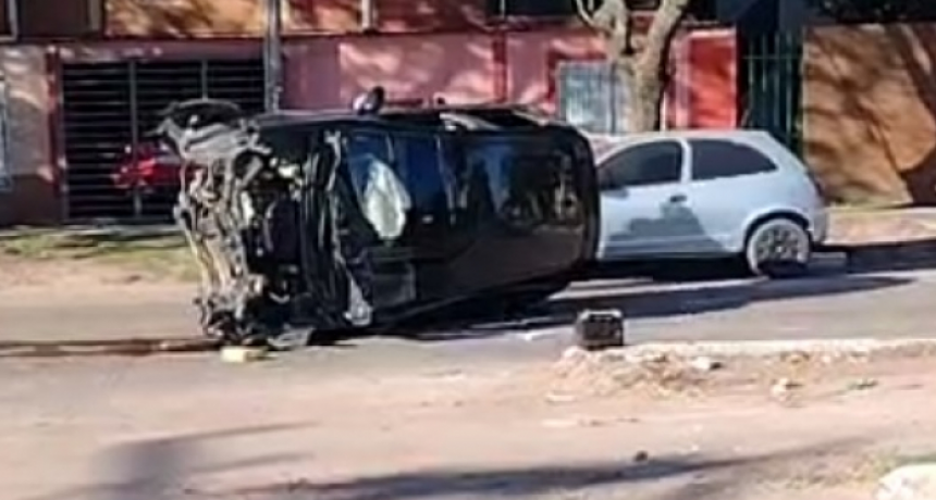 Conductora perdi&oacute; el control de su auto, choc&oacute; contra un &aacute;rbol y volc&oacute;