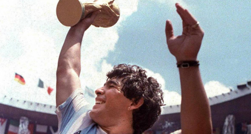 Un a&ntilde;o sin Maradona, el hombre que desde la muerte volvi&oacute; a cambiar el f&uacute;tbol argentino