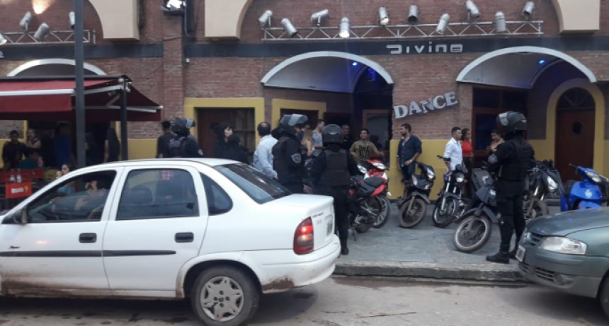 Una pelea a la salida de un boliche termin&oacute; con un herido y da&ntilde;os en un auto