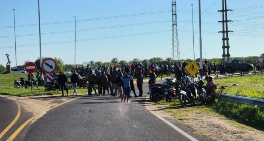 Movimientos sociales cortaron el tr&aacute;nsito en el acceso a Corrientes y piden una respuesta del Gobierno provincial