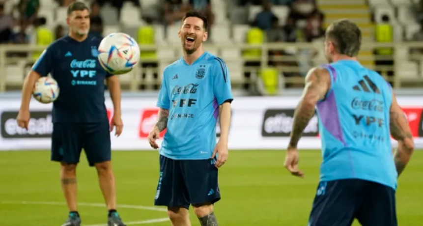 La Selecci&oacute;n Argentina realiz&oacute; un entrenamiento abierto en Abu Dhabi con Messi y otros 13 jugadores