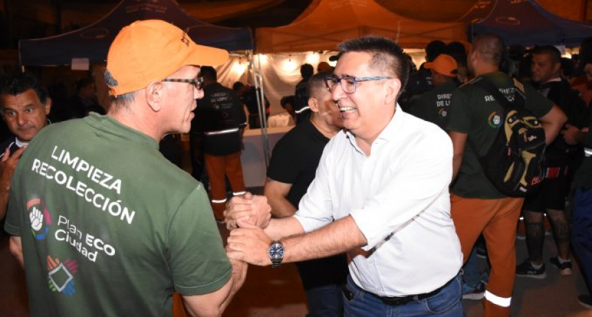 Gustavo Mart&iacute;nez entreg&oacute; nuevos kits de indumentaria para trabajadores municipales