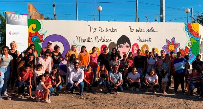 El municipio inaugur&oacute; un mural y coloc&oacute; un banco rojo para recordar a Maril&uacute; Robledo