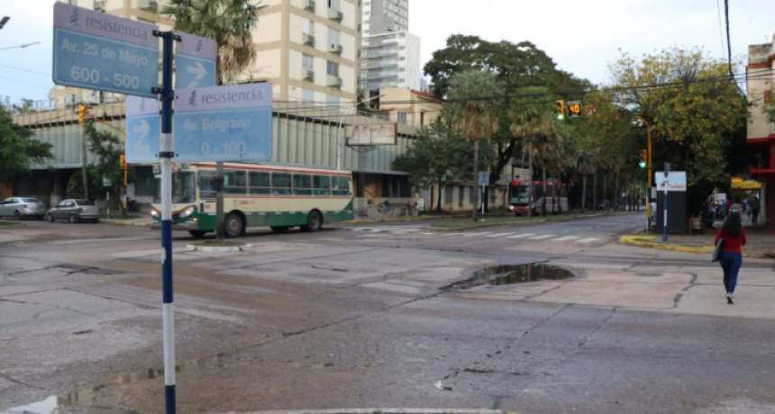Un conductor olvid&oacute; colocar el freno de manos y termin&oacute; tapando parte de la Av. 25 de Mayo