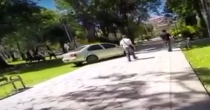 Buscan al conductor que cruz&oacute; la plaza 25 de Mayo en auto: &ldquo;Es una falta muy grave&rdquo;