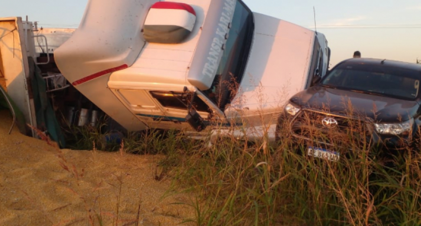 Intent&oacute; adelantarse en la ruta y lo choc&oacute; un cami&oacute;n