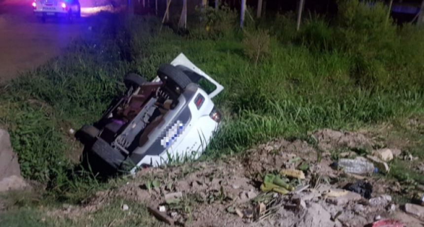 Joven realiz&oacute; una mala maniobra en su auto y termin&oacute; en un zanj&oacute;n: sali&oacute; ileso