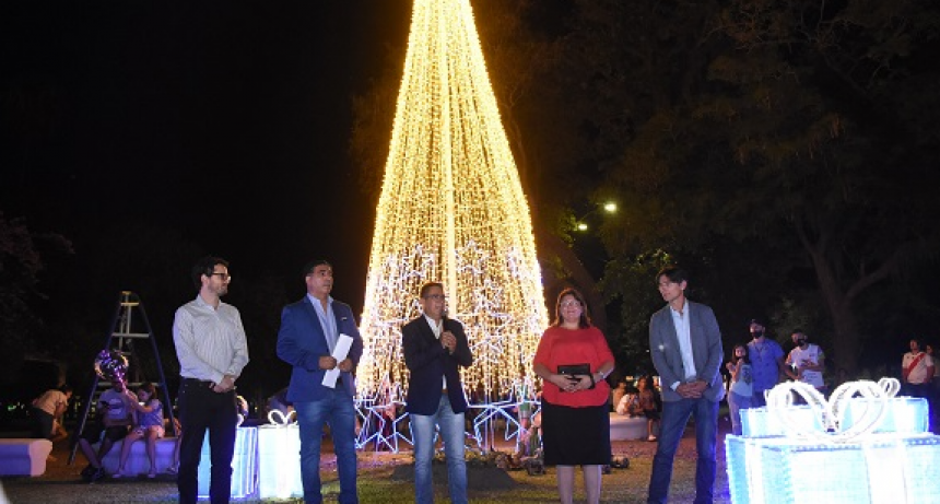 Se encendi&oacute; el tradicional &aacute;rbol navide&ntilde;o de Resistencia en la Plaza 25 de Mayo