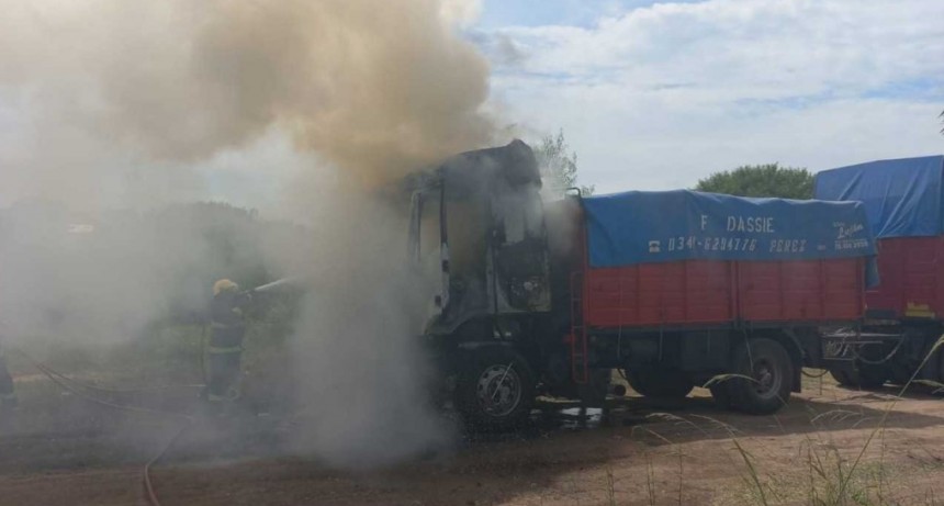 Los bomberos lograron sofocar el fuego que consum&iacute;a a un cami&oacute;n