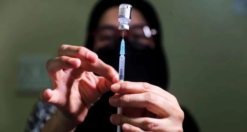 &Oacute;micron: Sud&aacute;frica inform&oacute; que los casos de coronavirus bajaron a la mitad