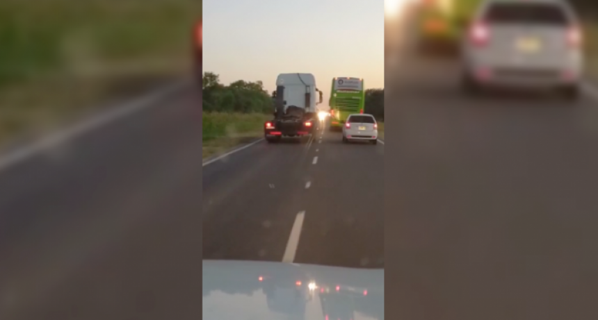 Peligrosas maniobras de un camionero que intentaba sobrepasar veh&iacute;culos en la ruta 11: "Hizo un desastre"