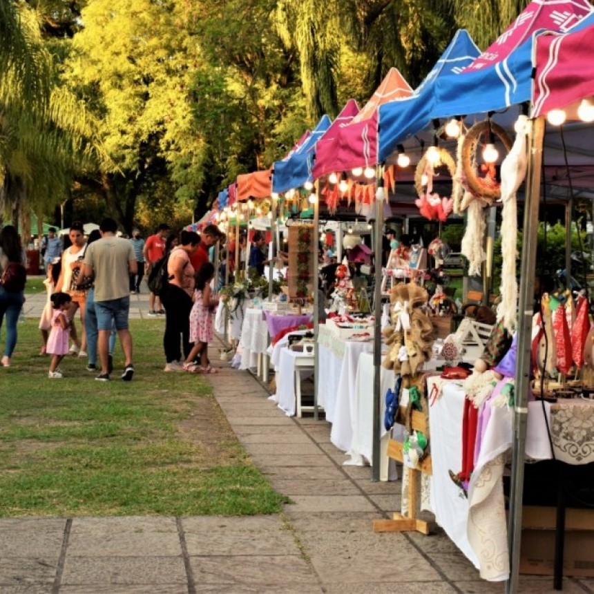Festival "Expo Navidad" en la Plaza Belgrano