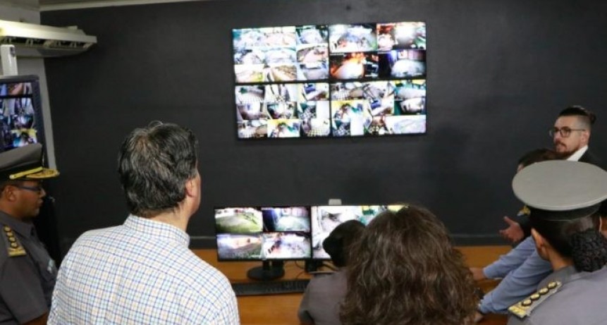 Jorge Capitanich inaugur&oacute; el sistema de videovigilancia de la Alcaid&iacute;a de Resistencia y entreg&oacute; veh&iacute;culos