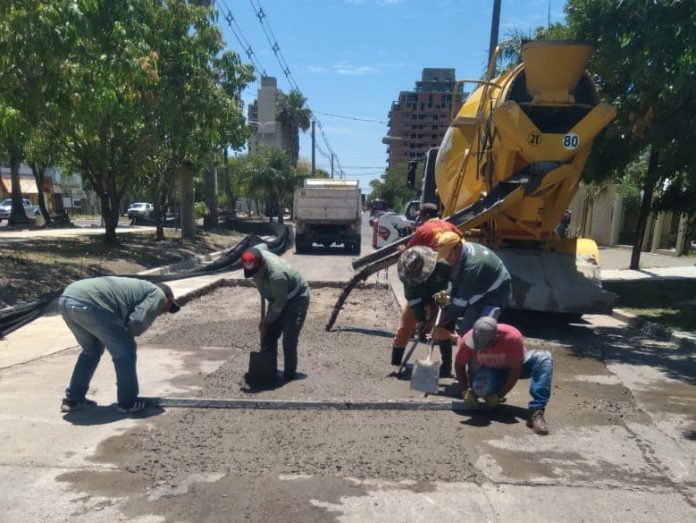El municipio de Resistencia contin&uacute;a con los trabajos de bacheo en avenida Las Heras